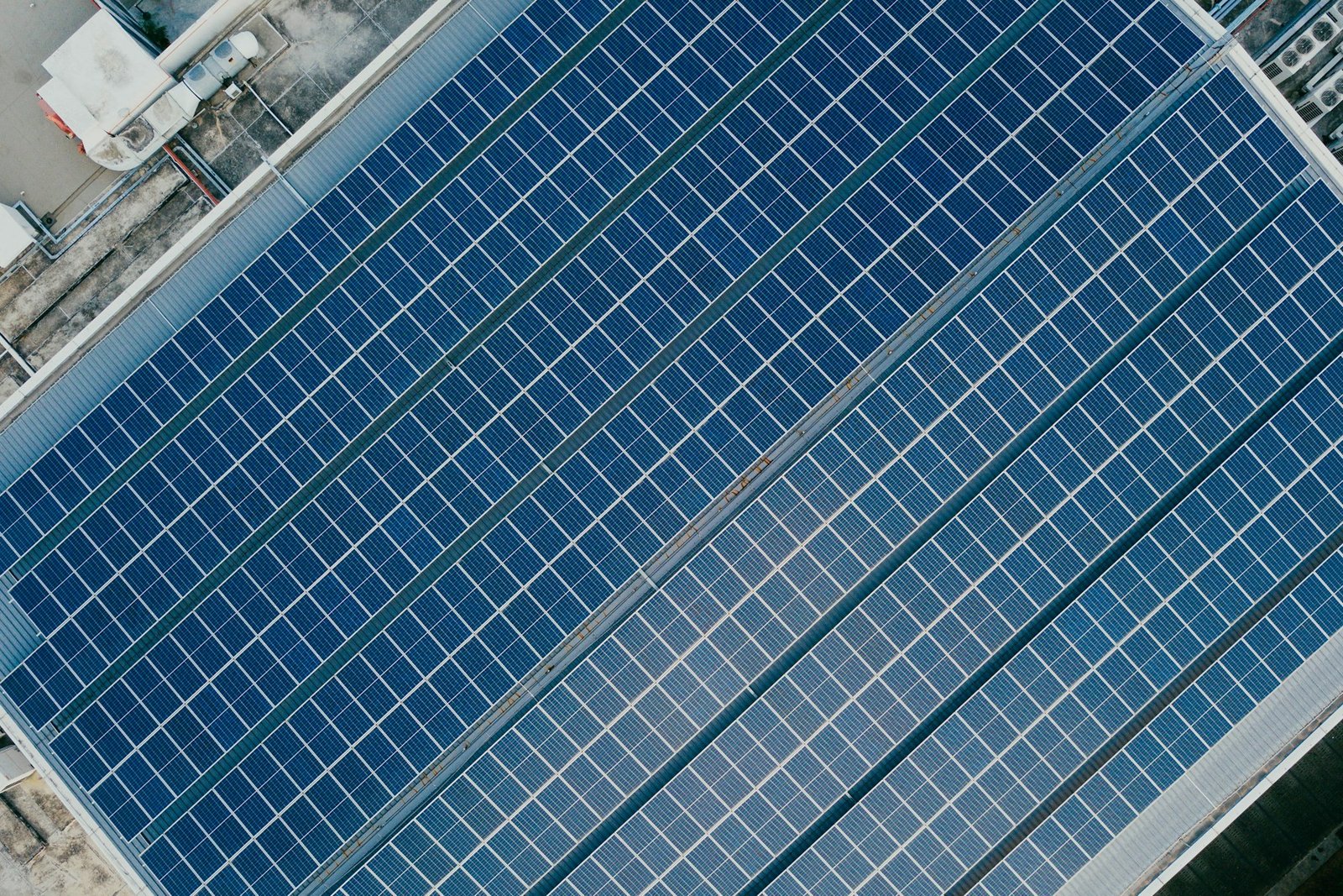 Panneaux solaires vus du ciel — photographie d’illustration