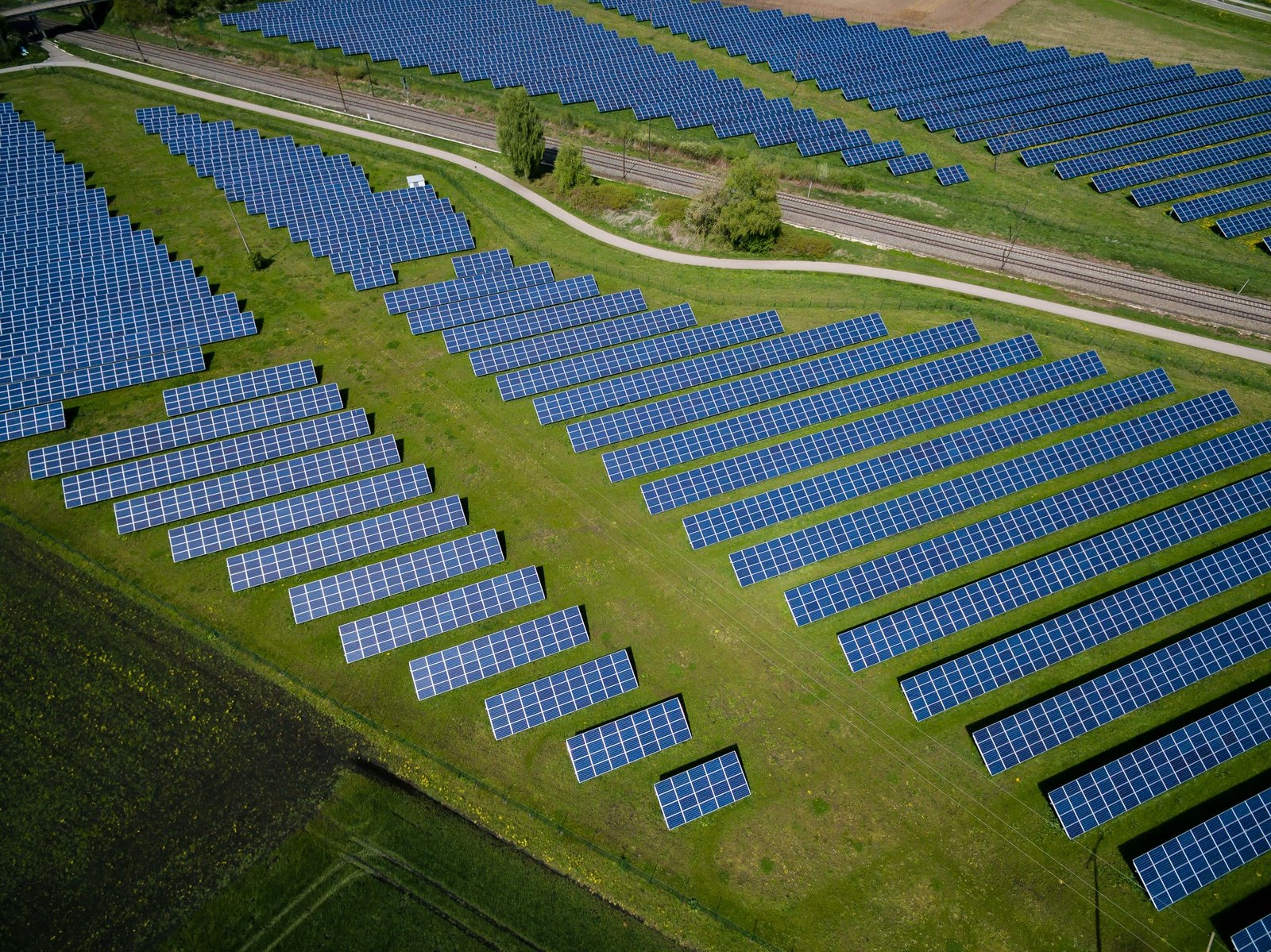 Vue aérienne d’une centrale photovoltaïque — photographie d’illustration