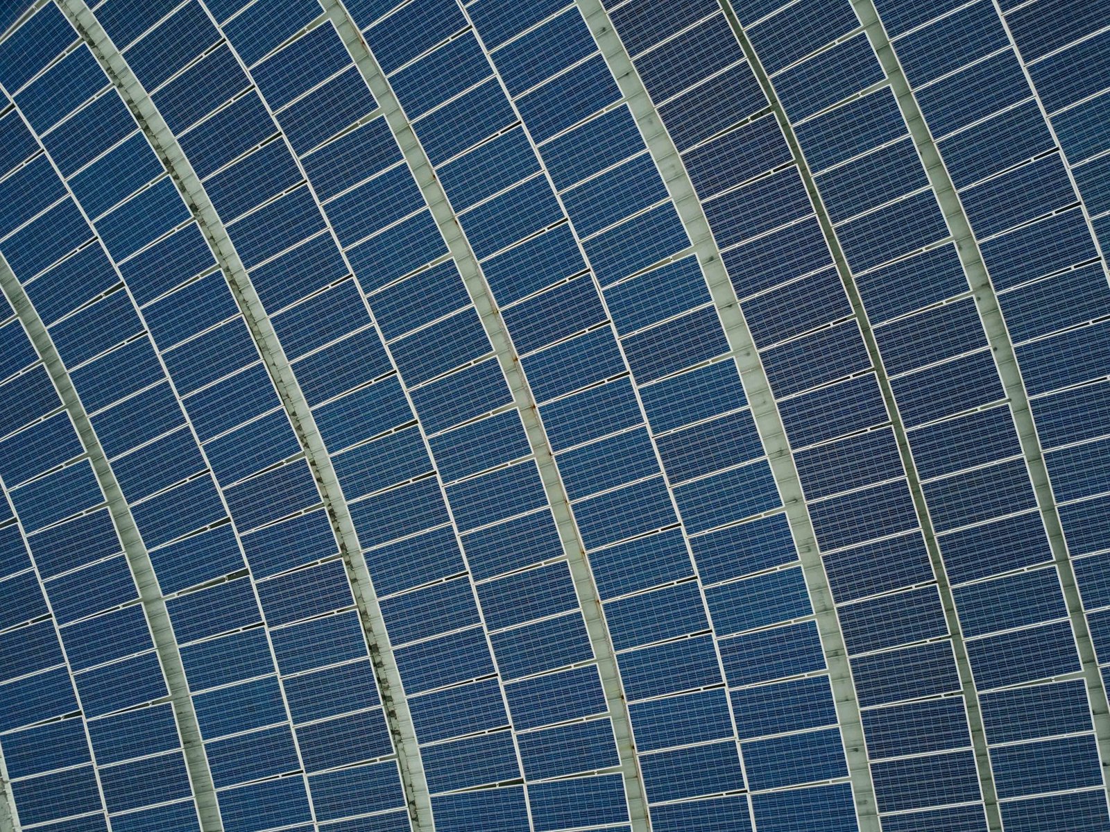 Alignement de modules photovoltaïques — photographie d’illustration