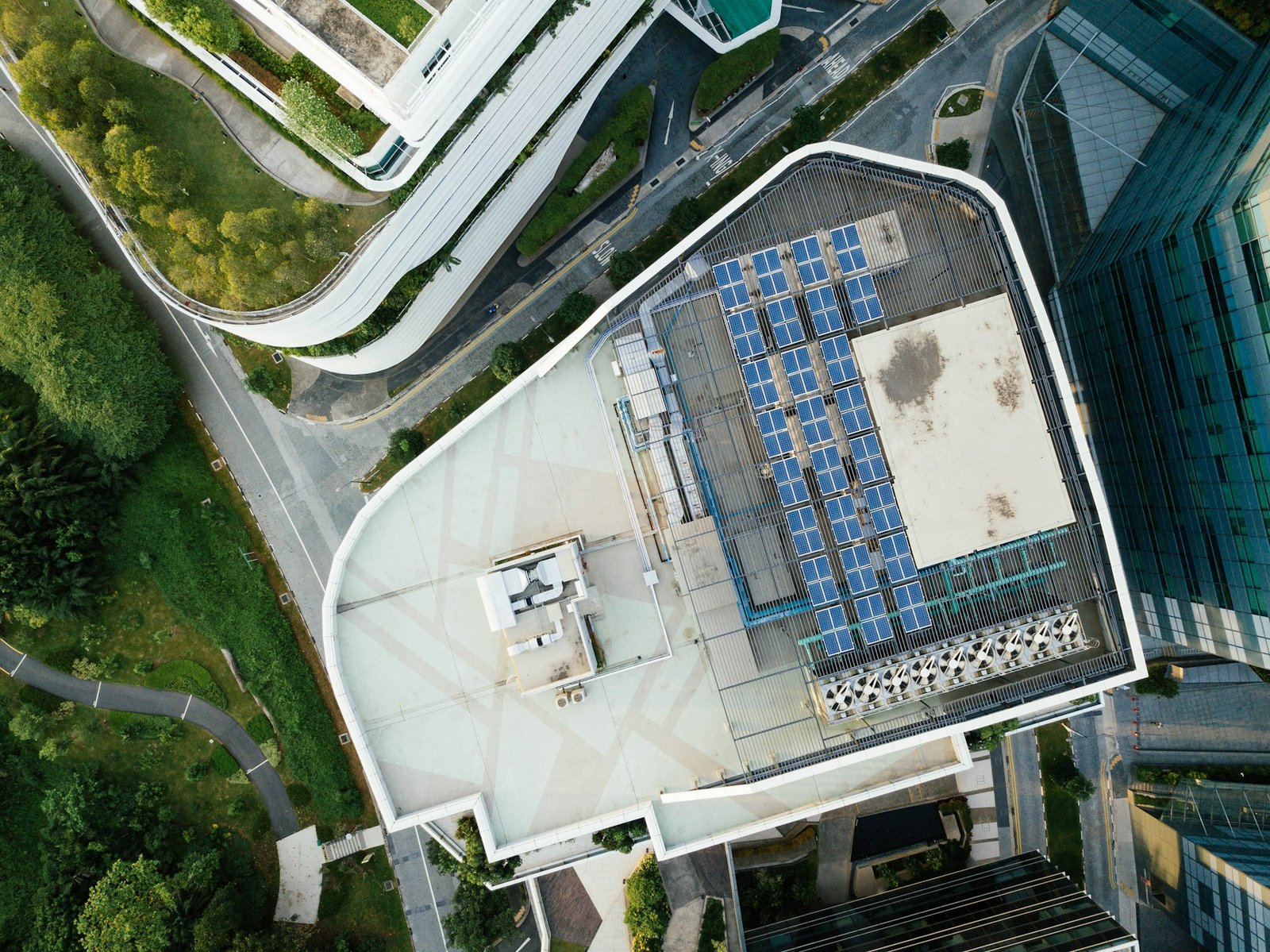 Installation solaire en toiture — photographie d’illustration